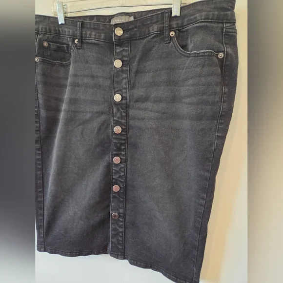 Torrid Black Denim Jean Skirt Stretchy Buttons Size 14 Midi American Modest - Picture 3 of 8